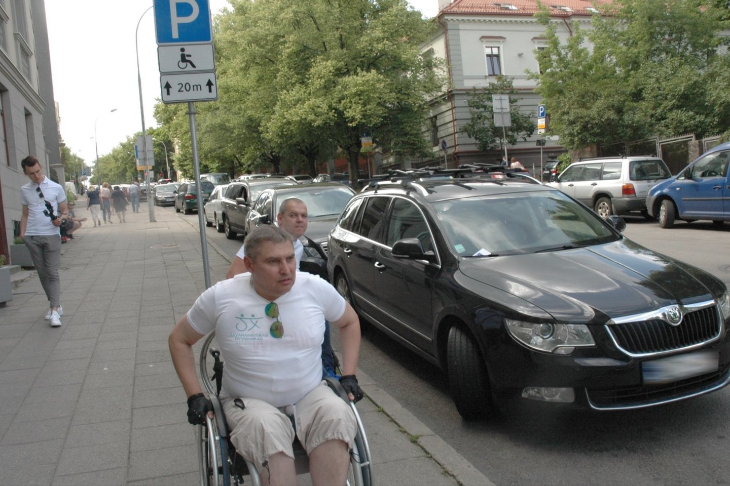  Asociacija „Savarankiškas gyvenimas“ drauge su Vilniaus apskrities policijos komisariatu surengė akciją ir tikrino, ar automobiliai statomi neįgaliesiems skirtose vietose.<br> L. Jakubauskienės nuotr.
