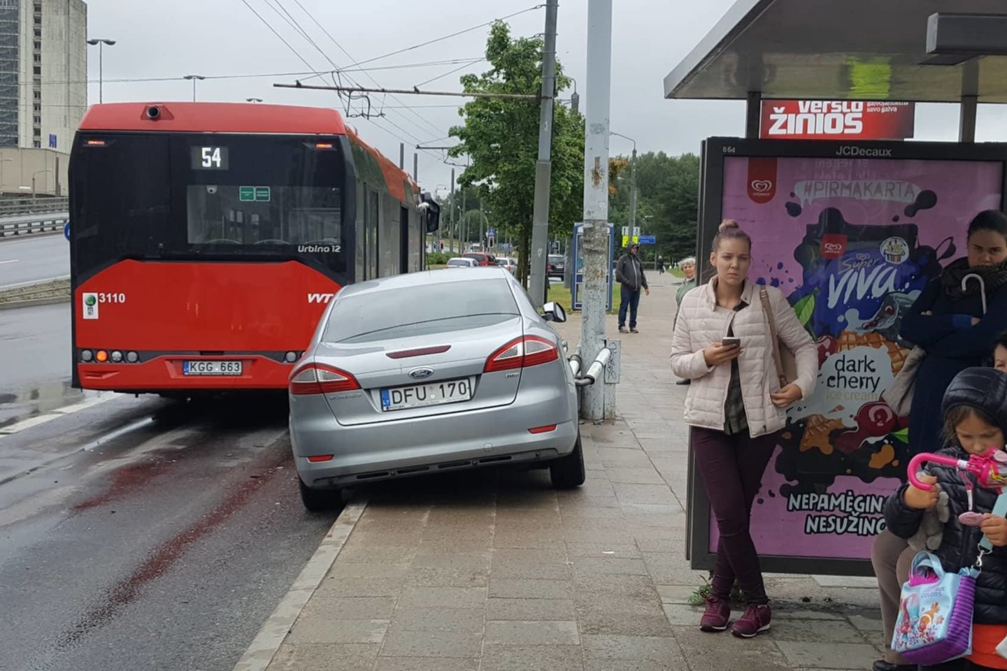 Vilniuje automobilis „Ford“ įskriejo į stotelę ir partrenkė moterį.<br> T.Bauro nuotr.