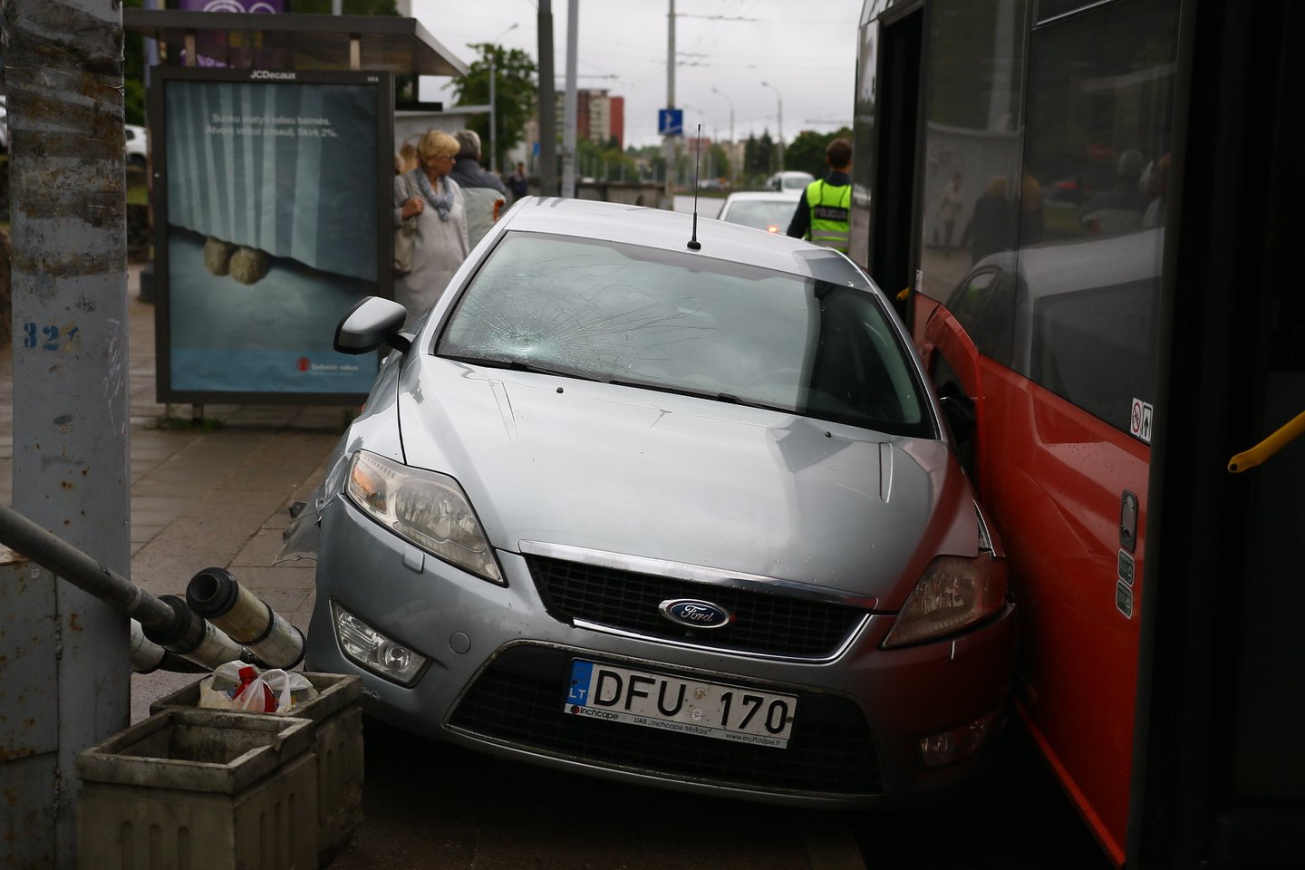 Vilniuje automobilis „Ford“ įskriejo į stotelę ir partrenkė moterį.<br> T.Bauro nuotr.