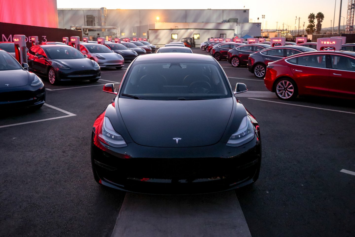 „Tesla“ pasiekė tikslą per savaitę gaminti 5 tūkst. „Model 3“ automobilių.<br> Gamintojo nuotr.