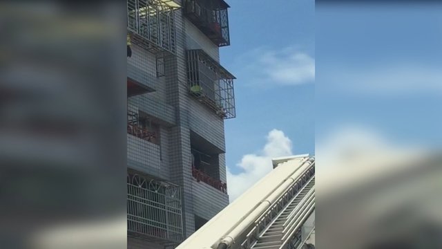 Ugniagesiai išgelbėjo balkone užstrigusį berniuką