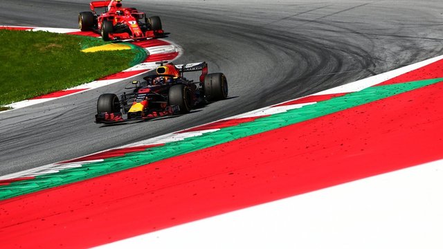 Austrijoje pergale džiaugėsi M. Verstappenas, „Mercedes“ komanda patyrė fiasko