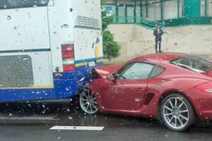 Judrioje Vilniaus gatvėje sudaužytas brangus „Porsche“