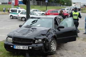 Kaune smarkiai susidūrė du automobiliai: sužeistas keleivis