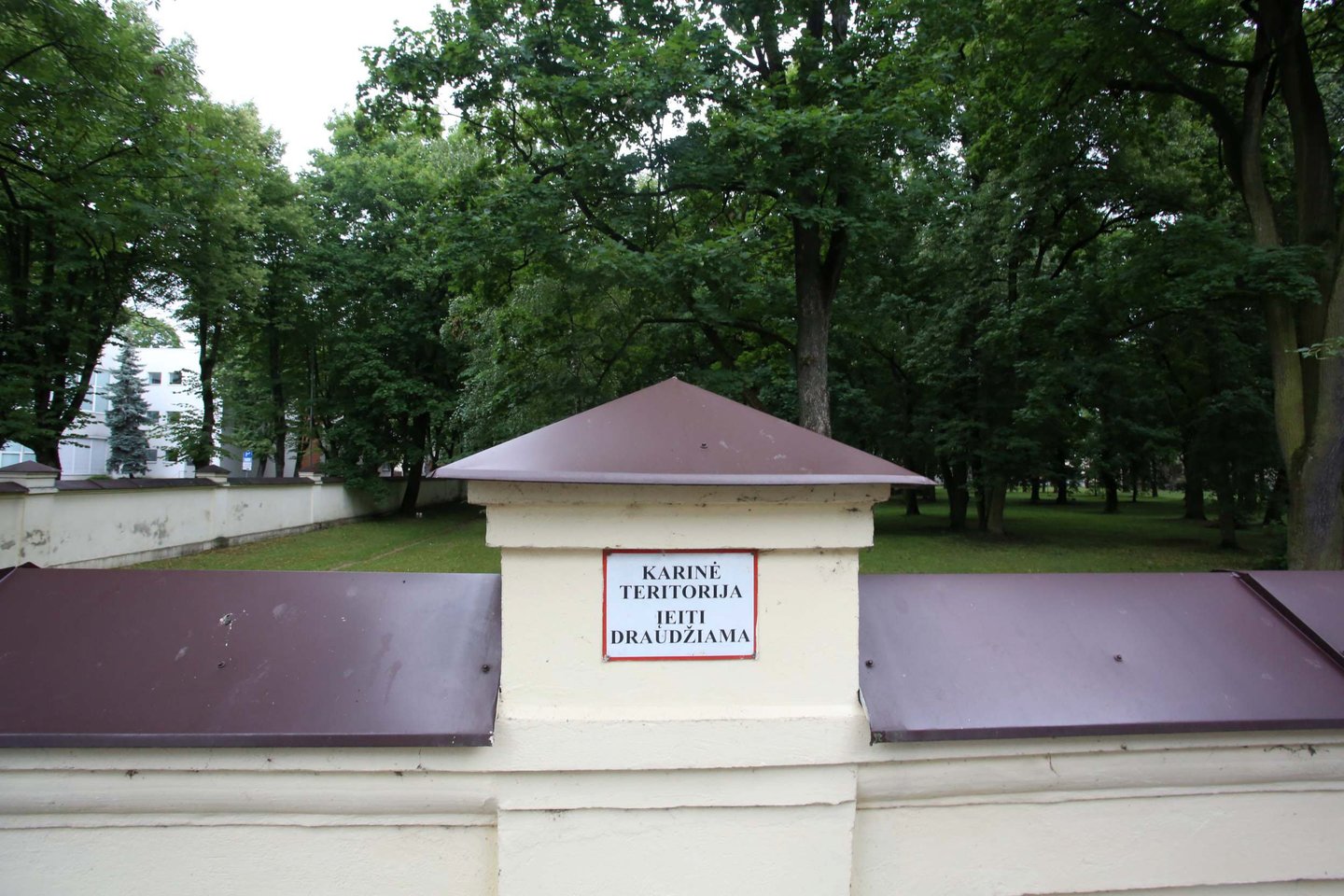  Šiuo metu Karo medicinos tarnybos teritorijoje esantis parkas yra aptvertas aukšta tvora.<br> M.Patašiaus nuotr.