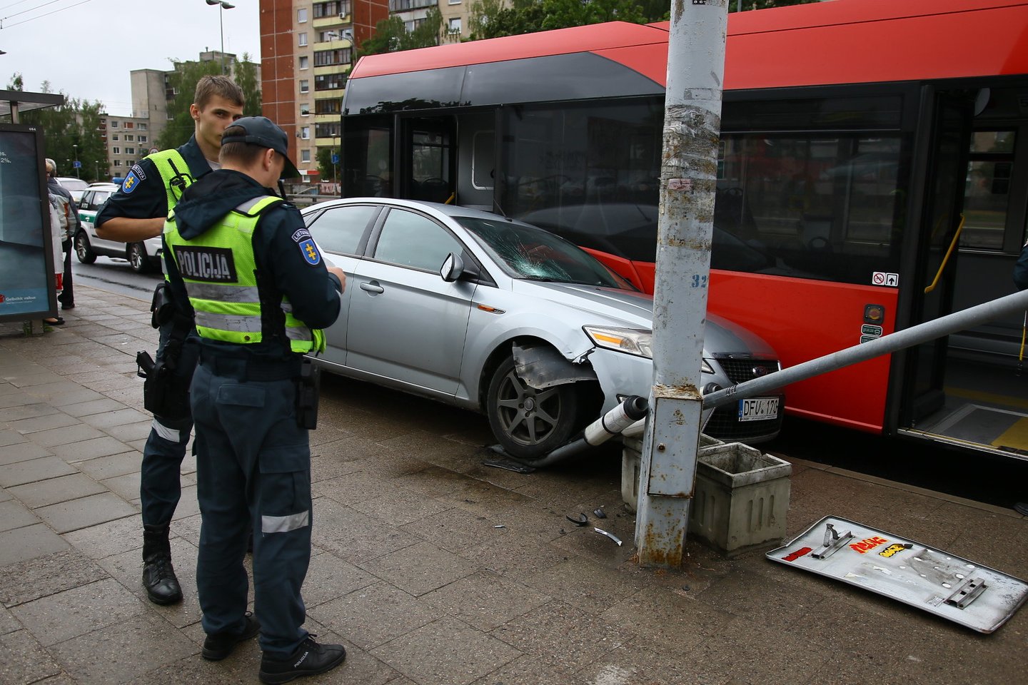  Prašo pagalbos: Vilniaus policija ieško šios avarijos liudininkų.<br> T.Bauro nuotr.