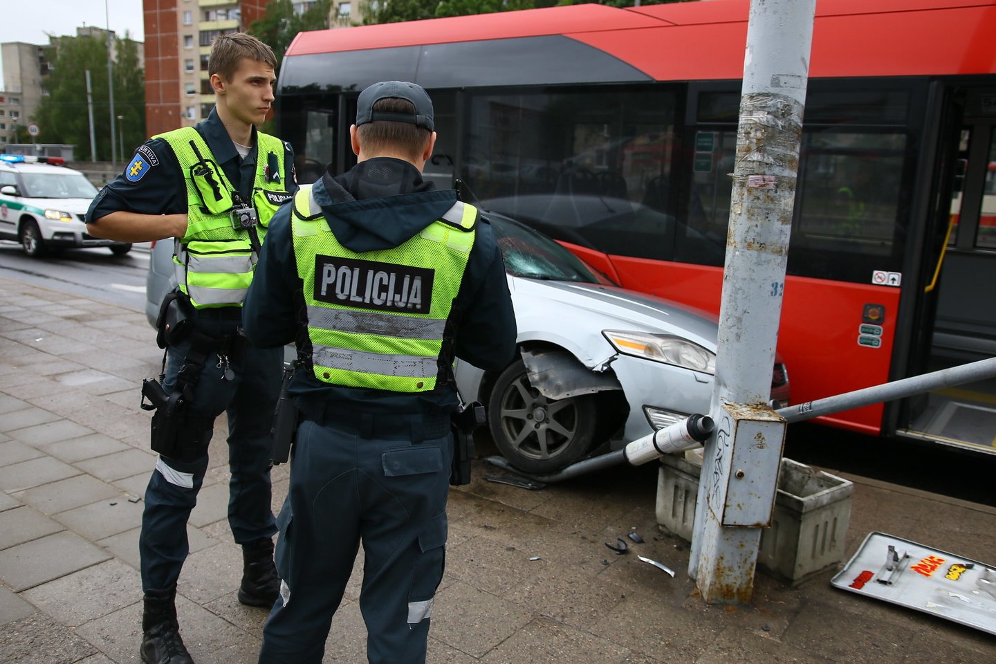  Prašo pagalbos: Vilniaus policija ieško šios avarijos liudininkų.<br> T.Bauro nuotr.