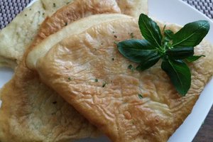 Tinginių čeburekai: lengvai paruošiamas užkandis nuo stalo dingsta žaibišku greičiu