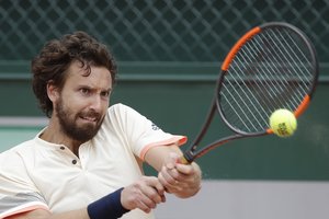 Latvis E. Gulbis pergalingai žygiuoja Vimbldono turnyre