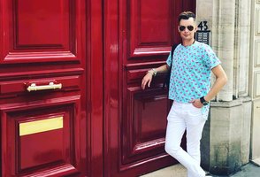 Karolį Murauską kelionei į Paryžių papuošė dizainerės