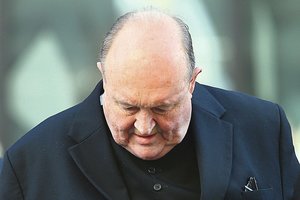 Australijos lyderis ragina trauktis dėl pedofilų dangsymo nuteistą arkivyskupą