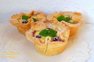 Krepšeliai su varške ir mėlynėmis: iš paprastų produktų – nepaprastai skanus desertas