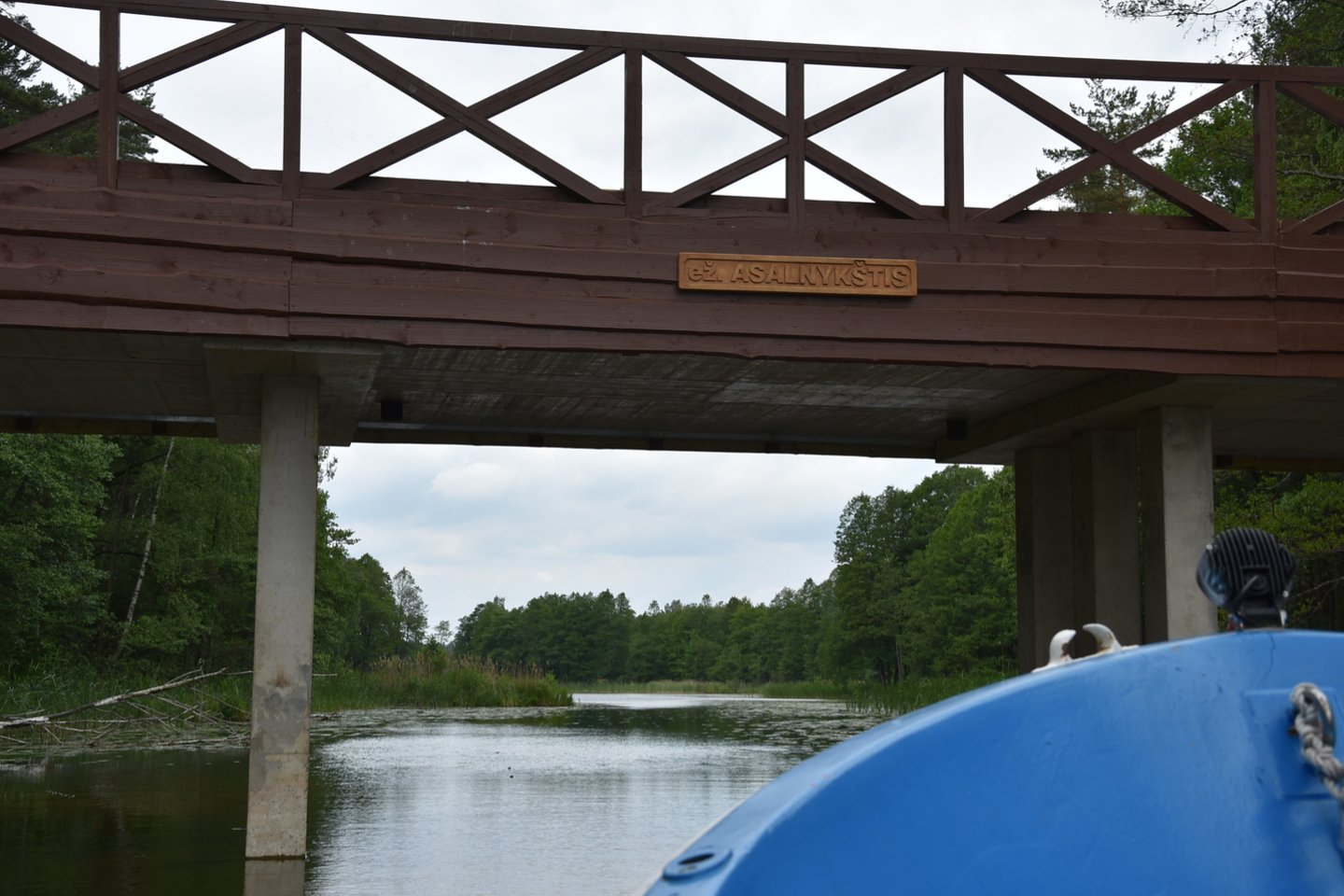 Pagaliau tarp Linkmeno ir Asalnykščio ežerų yra atstatytas tiltas, kuriuo link piliakalnių suka kelias bei dviračių trasa.<br> A.Srėbalienės nuotr.