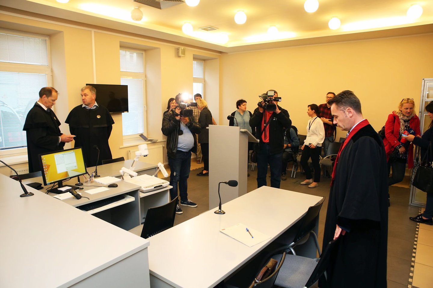  Kauno apylinkės teismas trečiadienį paskelbė nuosprendį D.Gineikaitės girtumo slėpimo byloje.<br> M.Patašiaus nuotr.
