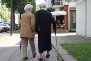 Nevienoda senatvė: moterų ir vyrų pensijos skiriasi kone penktadaliu