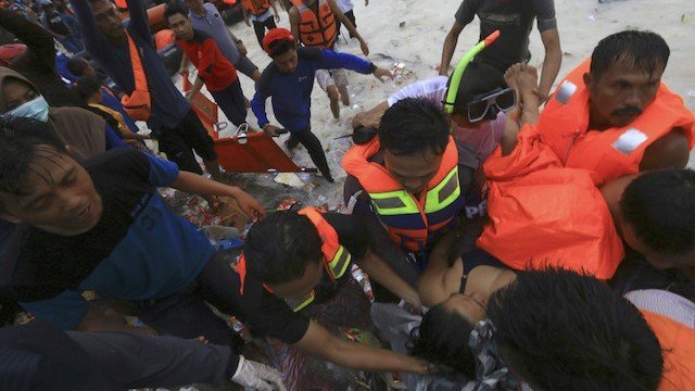 Šiurpūs vaizdai iš Indonezijos, nuskendus keltui ieškomi dingę keleiviai