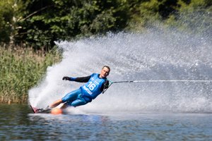 Šešių šalių atsovai slidėmis skros vandenį tarptautinėse varžybose Vilniuje 