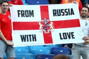 Anglų futbolo aistruoliai Rusijoje įsidrąsino: dažais teplioja paminklus ir skriaudžia Lenino antrininką