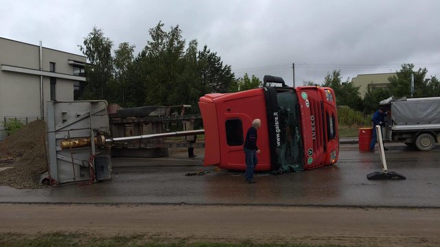 Vilniaus pakraštyje ant šono nuvirtęs sunkvežimis sukėlė nepatogumų vairuotojams 