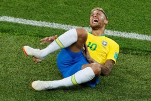 Neymaras pasaulio čempionate ant vejos gulėdamas praleido jau 14 minučių