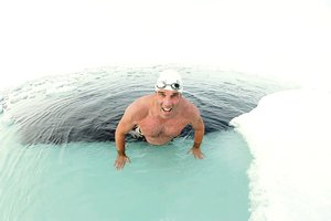 Šimtus kilometrų jūroje įveikiantys plaukikai: dvasios galiūnai ar apsimetėliai?