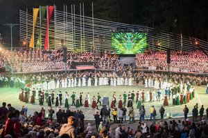 Kalnų parke tūkstančiai lietuvių pynė šokių, muzikos ir dainų vainiką Tėvynei
