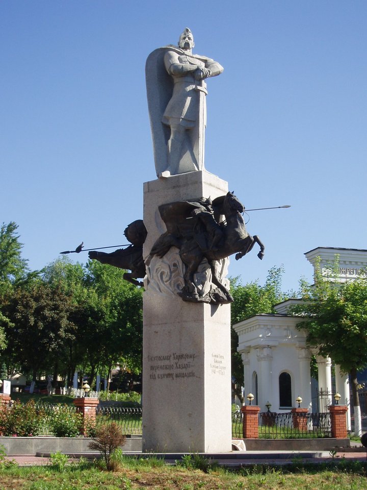B.Krylovo ir O.Sydoruko paminklas Kijevo kunigaikščiui Sviatoslavui.