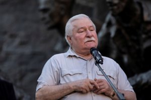 Lenkijoje proteste prie Aukščiausiojo Teismo dalyvavo ir L. Walesa