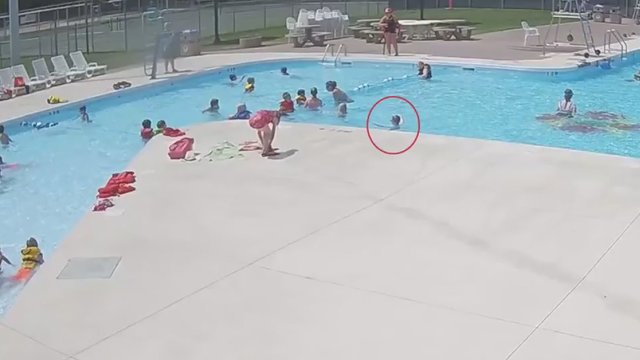 Niekas nepastebėjo, kad žmonių pilname baseine skęsta vaikas – praeidavo šalia
