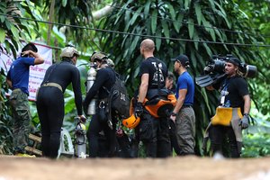 Iš Tailando urvo 12 vaikų evakuojantys gelbėtojai lenktyniauja su vandeniu