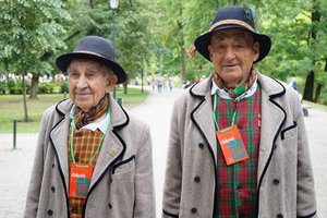 Dainų šventėje – neįgaliųjų primintos prosenelių dainos ir pašmaikštavimai