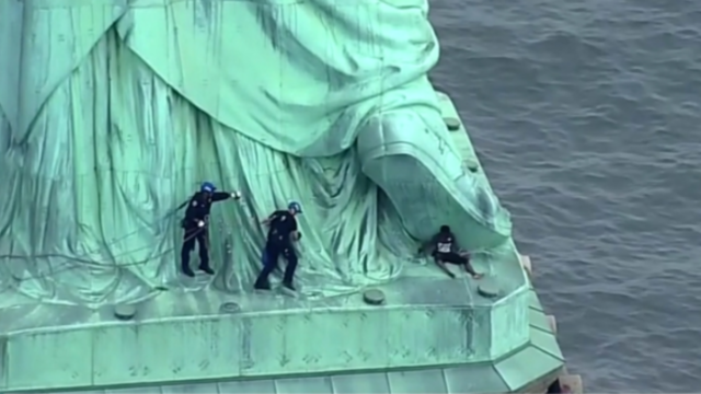 Niujorke į Laisvės statulą įkopusi moteris siuntė žinią Donaldui Trumpui
