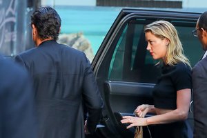 Nuplėšė aukos kaukę: Amber Heard ir vėl pasisekė turtingų vyrų medžioklėje