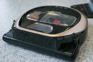 „Samsung Powerbot VR7000”: kaip siurblys bandė pabėgti, pasismaugti ir šiukšles išnešti