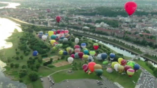 Šimtmečio oro balionų skrydis Kaune: didingas vaizdas atima žadą