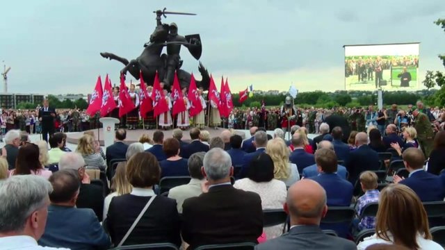 Kaune iškilmingai atidengta  „Laisvės kario“ skulptūra