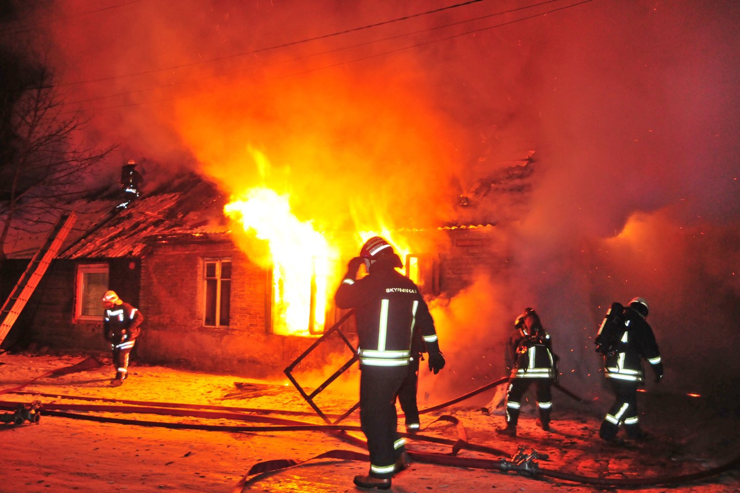  Kraupus radinys Vilniaus r.: gesindami namą ugniagesiai aptiko pakaruoklį.<br>A.Vaitkevičiaus asociatyvi nuotr.