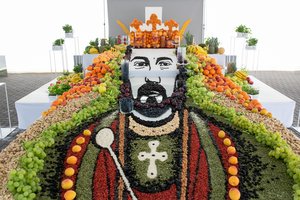 Švenčia išradingai: sukurtas Karaliaus Mindaugo atvaizdas iš 300 kilogramų vaisių