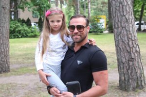 Iš viešumos dingęs Andrius Kandelis Palangoje mėgavosi poilsiu su dukra