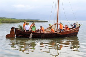 "Germanikos" komanda įgyvendino užmojį - savo rankomis pastatė kurėną, kuriuo raižys Kuršių marias