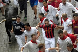 Pirmasis bėgimas su buliais Pamplonoje pareikalavo aukų: sužeisti 5 žmonės
