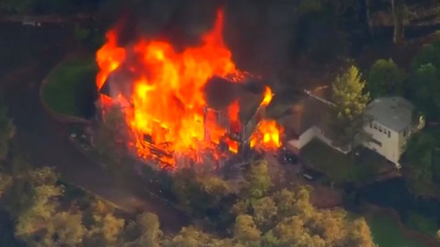 Dėl įsiplieskusio miško gaisro evakuotas miestas netoli San Diego