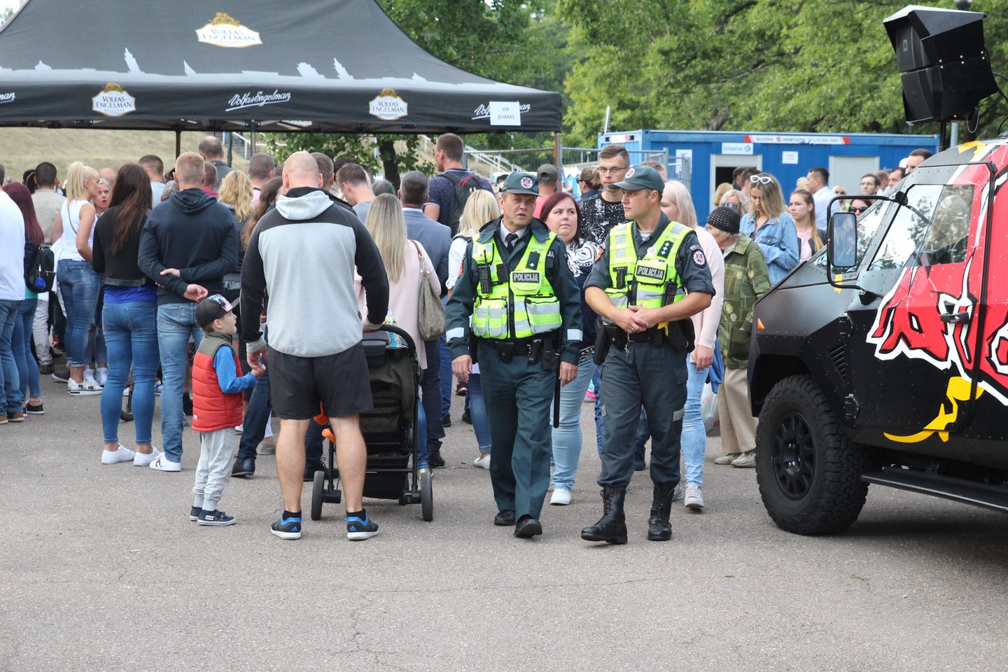  Muzikos gerbėjai renkasi į SEL koncertą Klaipėdoje. <br> R.Danisevičiaus nuotr. 