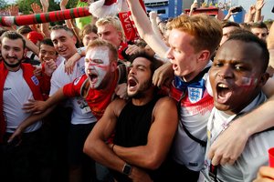 Anglų aistruoliai nusiaubė švedų IKEA parduotuvę