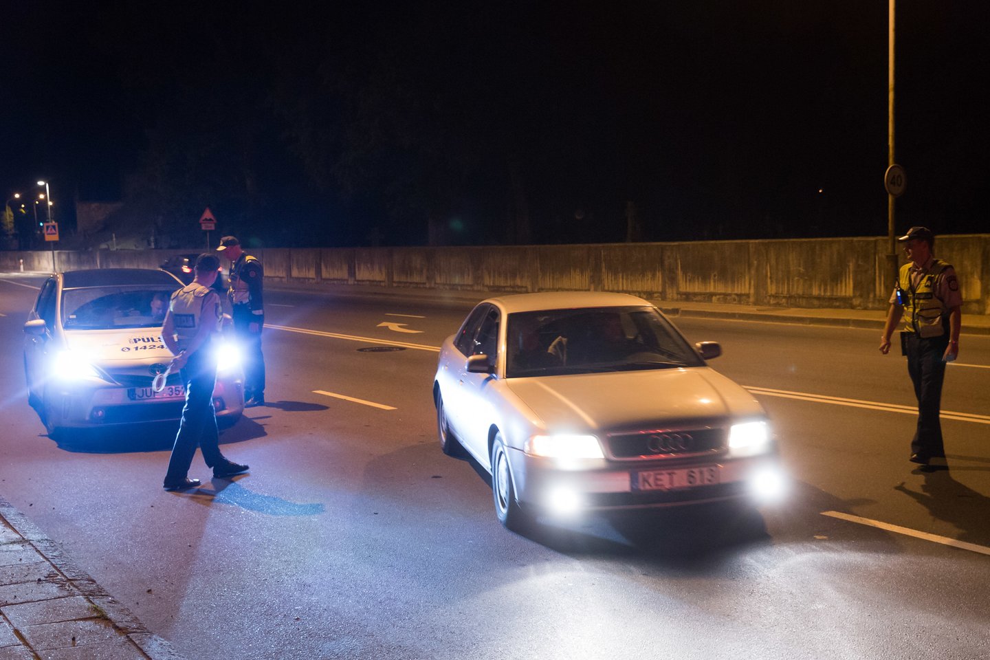  Sekmadienio naktį sostinės gatvėse patruliavę policijos pareigūnai sulaikė du kelių erelius - vienas vairavo be teisių, o kitam nustatytas vidutinis girtumas. <br> M.Ambrazo nuotr.