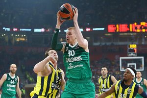 Aaronas White'as Vašingtone treniruojasi su „Wizards“