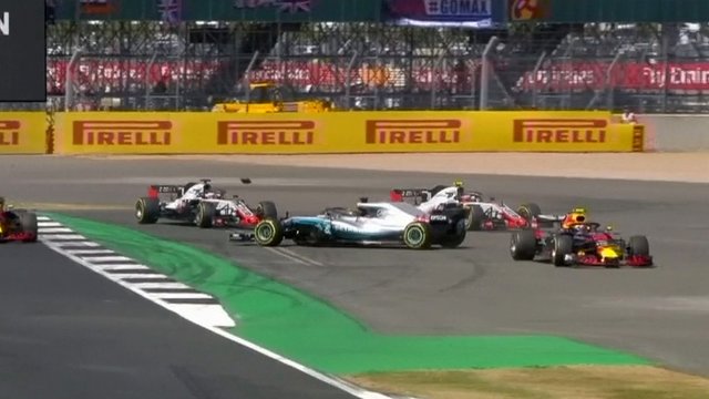 Sebastianas Vettelis iškovojo pergalę dramatiškose „Formulės 1“ lenktynėse