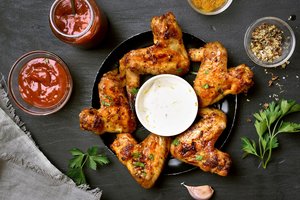 Išbandyta ir puikiai įvertinta: su majonezu ir svogūnais marinuoti sparneliai