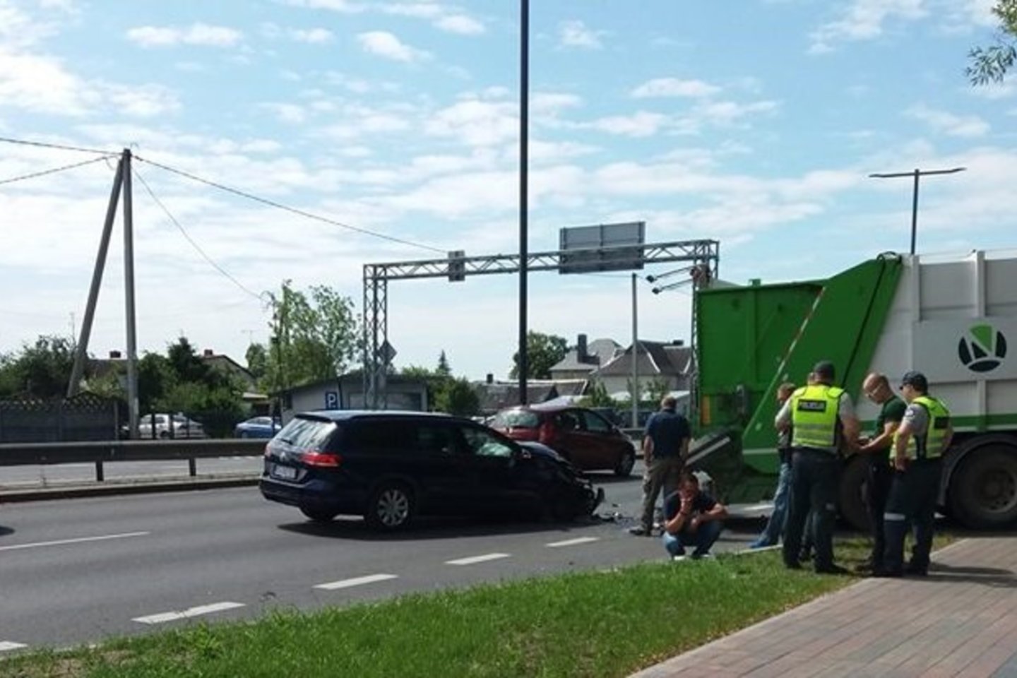 Susidūrė šiukšliavežis ir Vokietijos piliečio vairuojamas VW automobilis<br>Socialinio tinklo „Facebook“ (Kur stovi policija Kaune) nuotr.