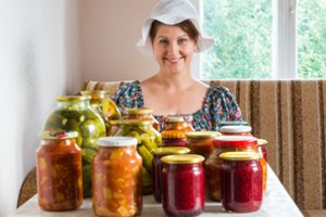 Šeimininkė išvardijo klaidas, kurios daromos konservuojant vasaros gėrybes